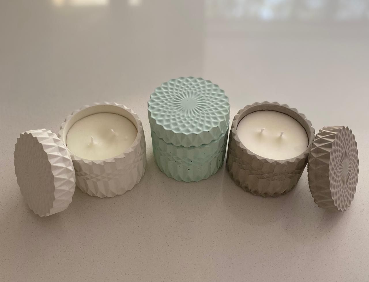 Tres velas AROMÉ en envases de concreto texturizado