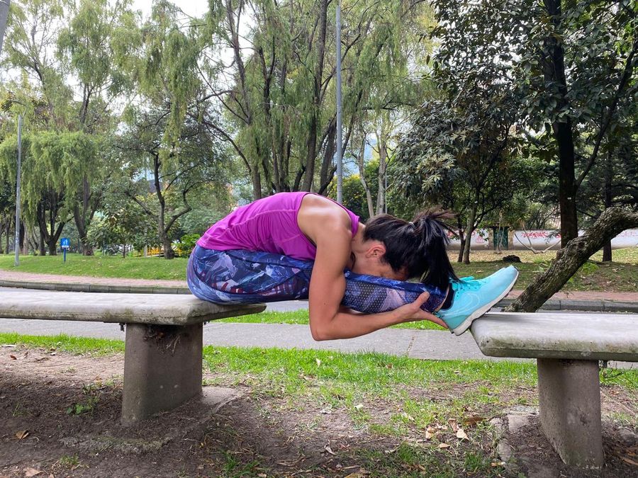 Práctica de yoga al aire libre en un parque de Bogotá