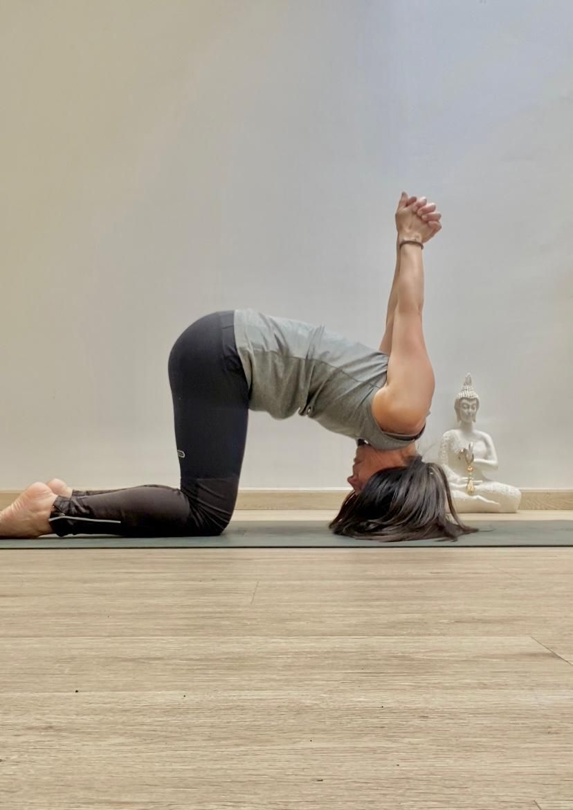 Postura de yoga con apoyo en la pared